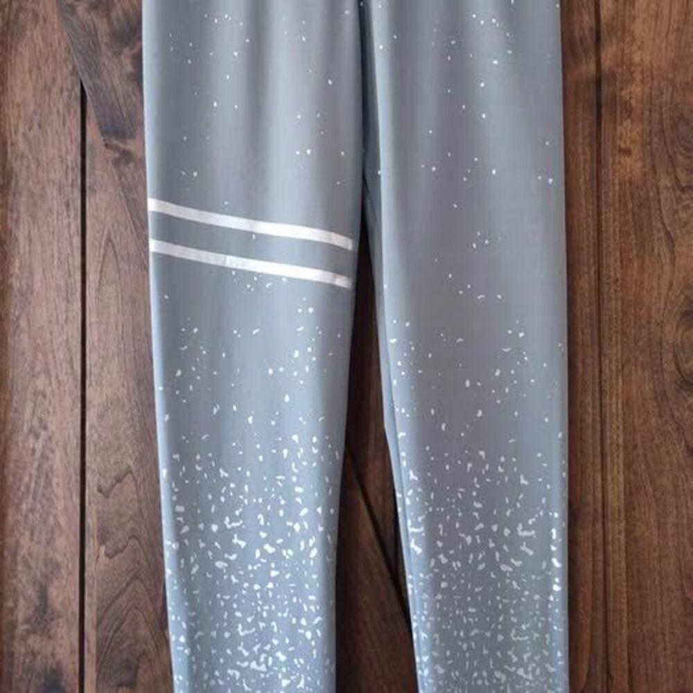 NWOT M/L Yogi Gray Pants Shimmer Silver waist=14"-18" Inseam=28” Rise=12”C5220